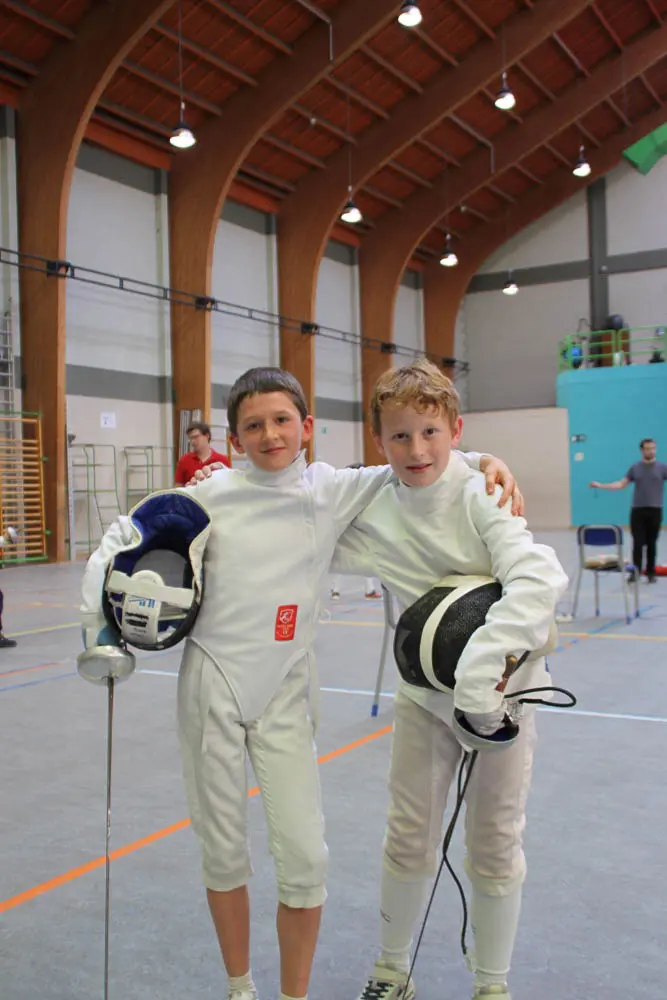 deux enfants escrimeurs